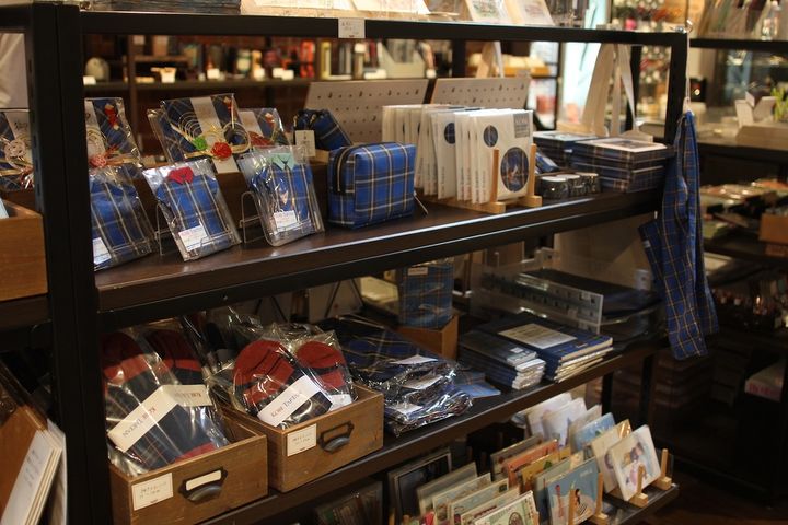 神戸のイメージカラーを凝縮した「神戸タータン」柄のグッズも並ぶ