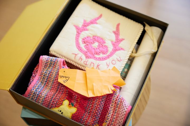 子どものために作った洋服など家族の思い出を詰めたタイムカプセル本箱