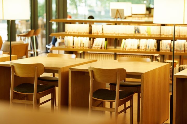 中央に設置された本棚の間にある2人掛けテーブル席。全部で16席あり