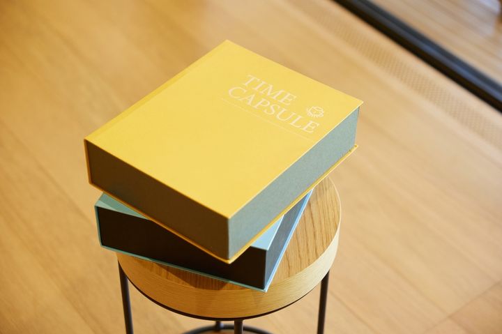 箱のサイズは縦30cm、横24.5cm、奥行8cm