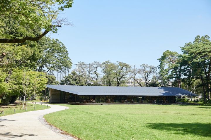 メインゲート（南）の先、広大な芝生広場に「まちライブラリー@MUFG PARK」が立つ