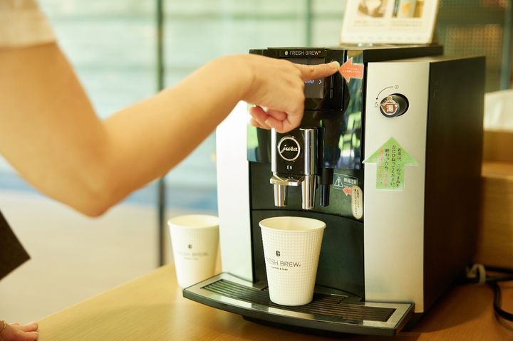 貸出しカウンター横にあるコーヒーマシンで「挽き立てコーヒー」150円を。ティーバッグの「紅茶」「ほうじ茶」「緑茶」各80円もある