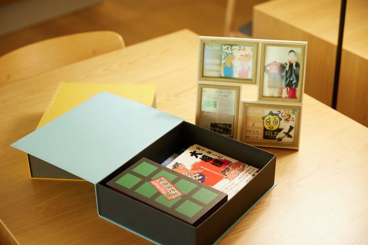 趣味の大相撲に関連するものを詰めたタイムカプセル本箱は、「まちライブラリー＠MUFG PARK」のスタッフによるもの。写真右奥は「TIME CAPSULE INDEX」