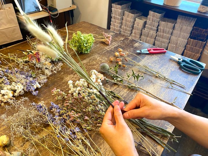 折れないように細い茎はテープで集束