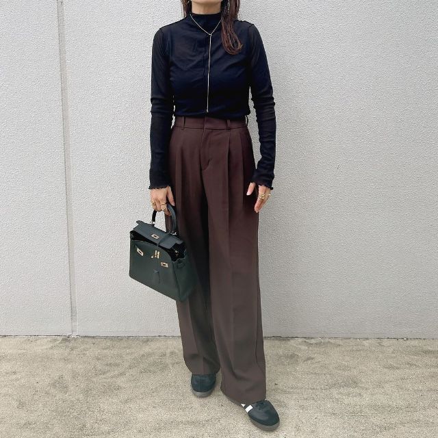 タックワイドパンツを着用したコーデ