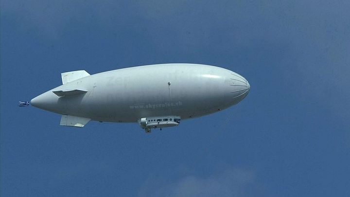 ブラジル名門クラブが飛ばした飛行船が墜落…民家に激突する瞬間が撮影される