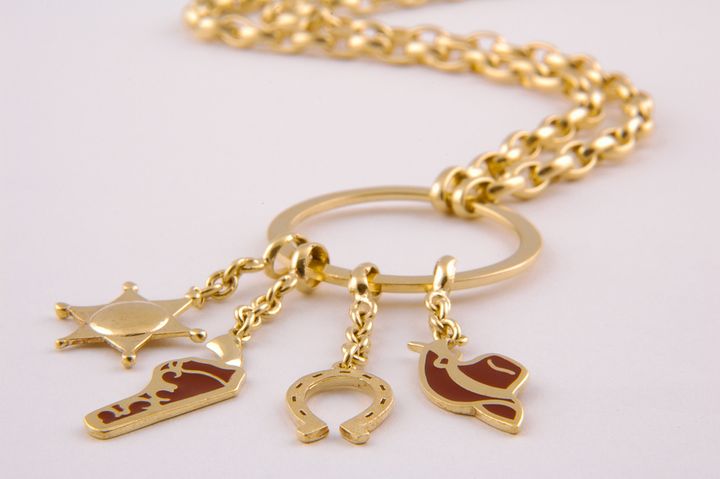 ホースシューモチーフのチャームがついたネックレス