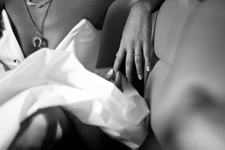 ホースシューネックレスを着けたドレス姿の女性