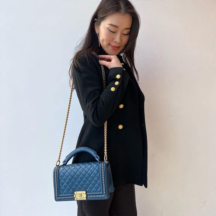 ボーイシャネルを持った女性