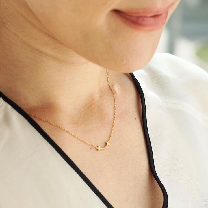 ティファニーのネックレスを着けた女性