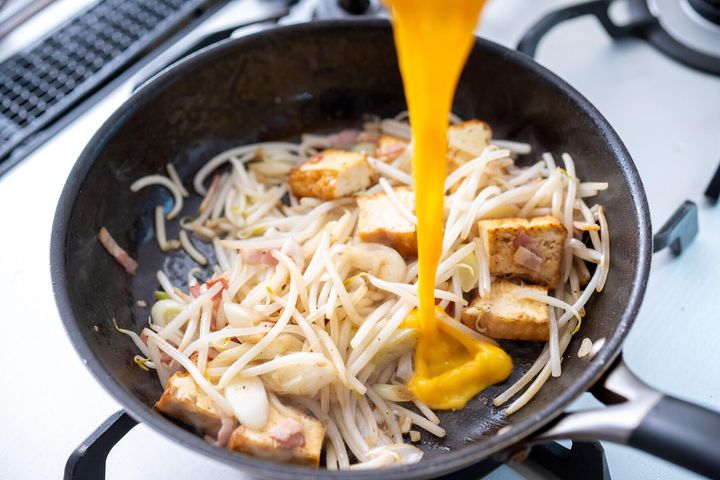 溶き卵を加えて仕上げる