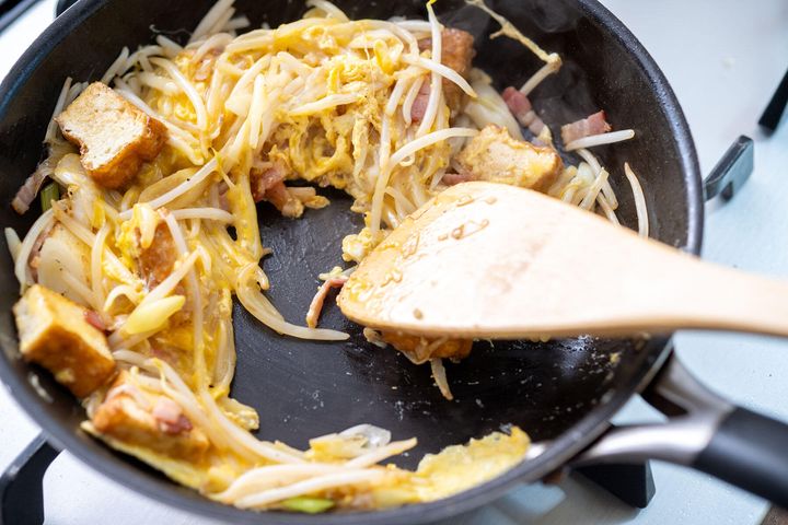 溶き卵を加えて仕上げる