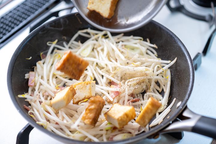 もやしと厚揚げを加える