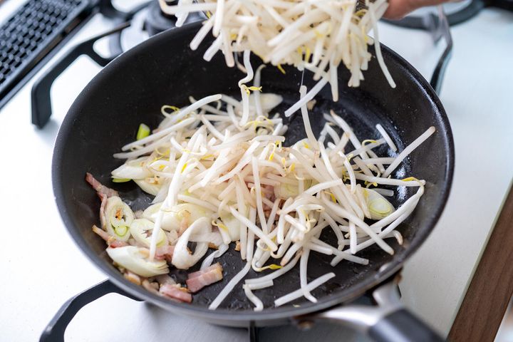 もやしと厚揚げを加える