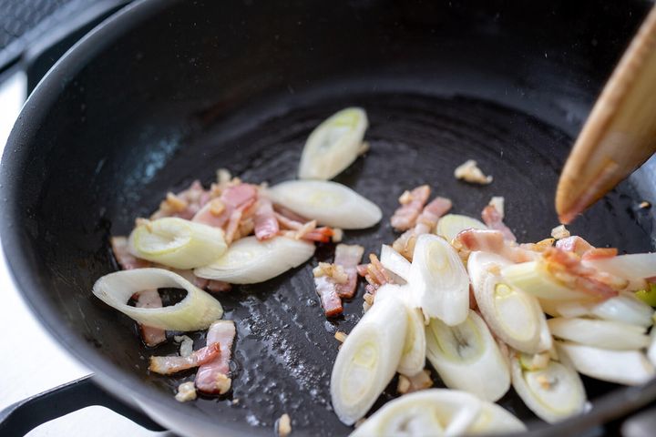 ベーコンと長ねぎを炒める