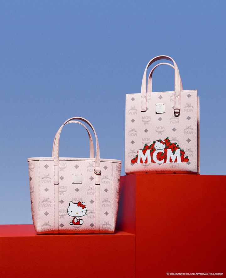 〈左から〉ショッパー ミニ ￥93,500 トート ミニ ￥104,500