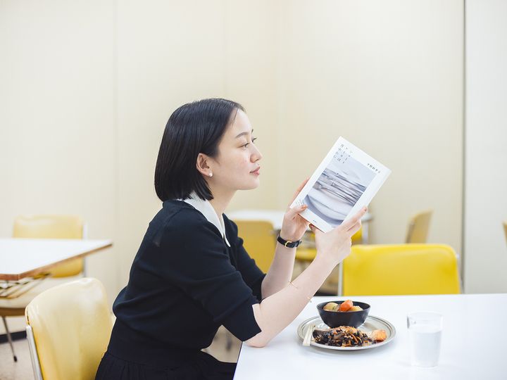 書籍『ショートケーキは背中から』を持つ平野紗季子