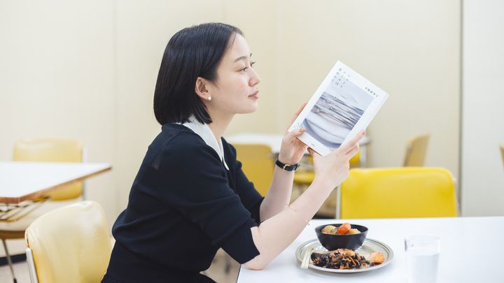 書籍『ショートケーキは背中から』を持つ平野紗季子