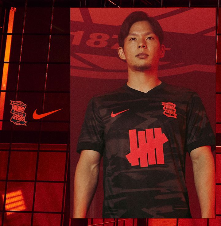 岩田智輝がモデルに！バーミンガム、街着向きの新ユニフォームを発表 「UNDEFEATED」が鮮烈な威圧デザイン