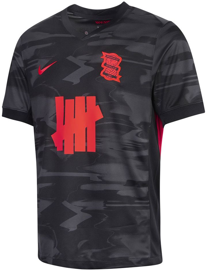 岩田智輝がモデルに！バーミンガム、街着向きの新ユニフォームを発表 「UNDEFEATED」が鮮烈な威圧デザイン