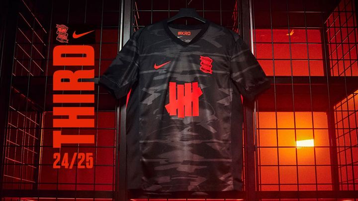 岩田智輝がモデルに！バーミンガム、街着向きの新ユニフォームを発表 「UNDEFEATED」が鮮烈な威圧デザイン