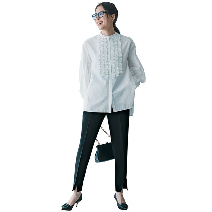 白ブラウスにNWのセンタープレスや裾スリットが入った黒パンを合わせたキレイめコーデ