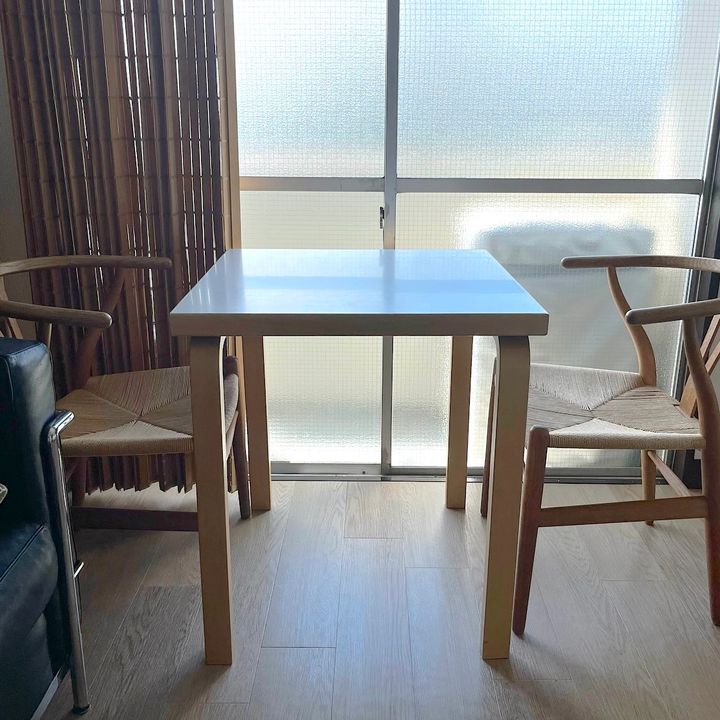 65cm四方の〈artek〉のテーブル