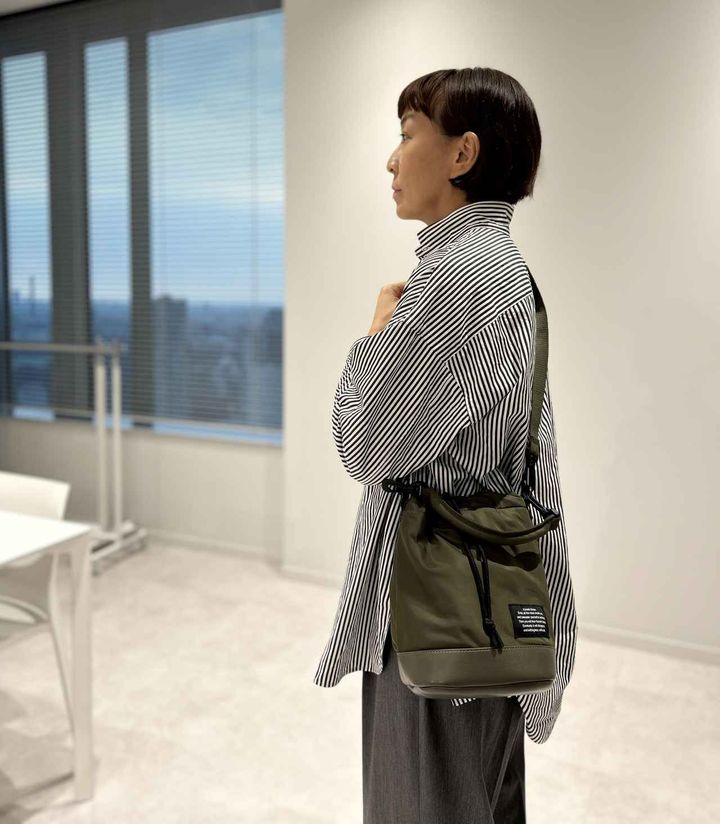 画像: 【GU× UNDERCOVER】ショルダーバッグ UNDERCOVER ¥2,990 ※佐藤さんの身長：165㎝ 出典：GU