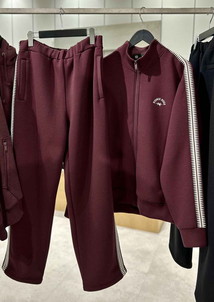 画像1: 【GU× UNDERCOVER】トラックジャケット UNDERCOVER ¥3,990、トラックパンツ UNDERCOVER ¥3,990 出典：GU