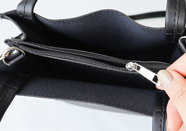 宝島社ムック付録のEMODAの黒ショルダーバッグ7