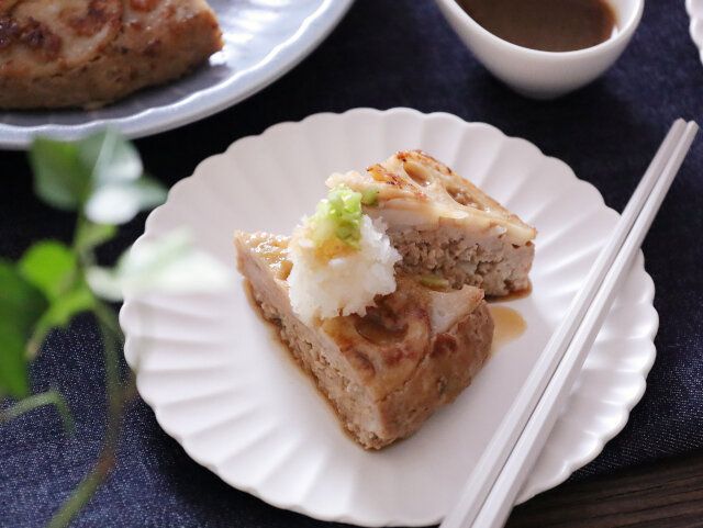 れんこんのフライパン丸ごとハンバーグ カットしたものが2つ