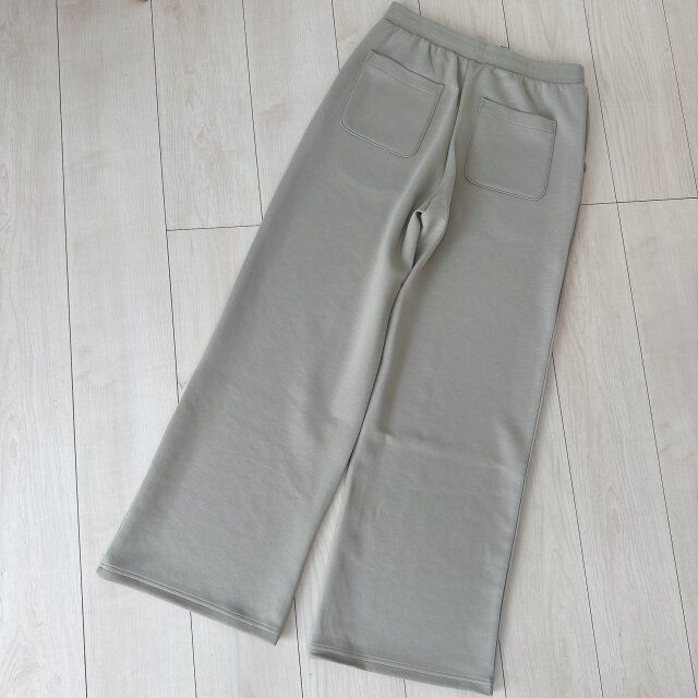 ユニクロドライスウェットワイドパンツの背面