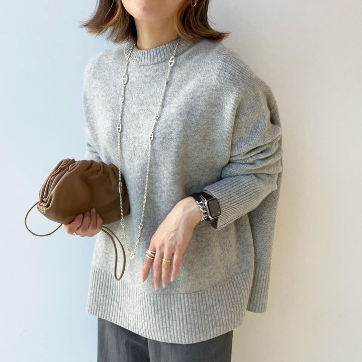 一生もののネックレスでおしゃれを楽しむ女性