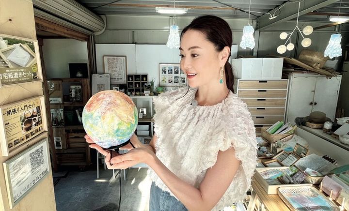 TBS『ララLIFE』に出演し、和紙付き里に挑戦した観月ありささん