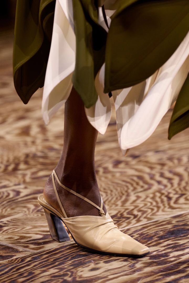 ボッテガ・ヴェネタ 2024-25年秋冬コレクションより。