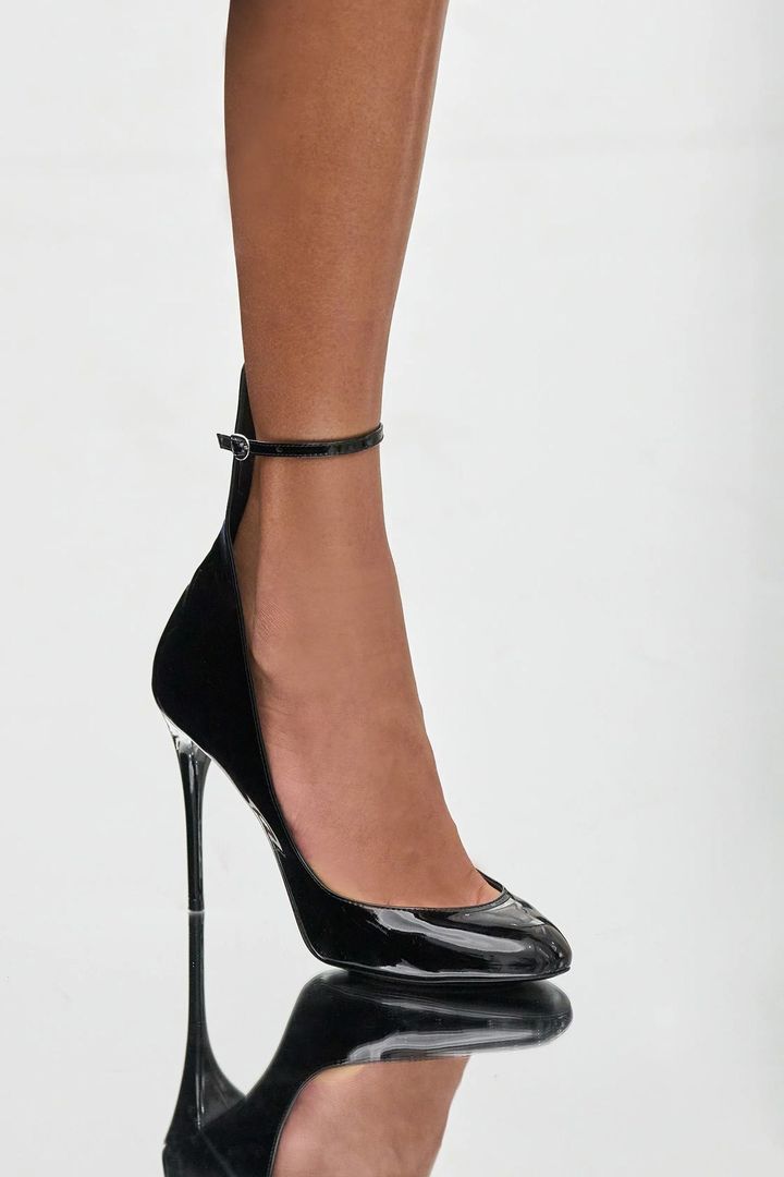 アライア 2024-25年秋冬コレクションより。