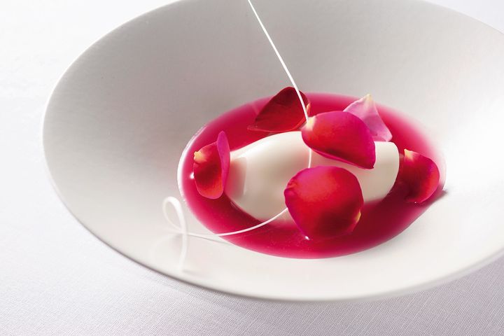 国産檜を使った「薔薇と檜そして扁桃」は、森林大国である日本が、世界有数の木材輸入国であるという事実、国内の森林が疲弊している現実を、「食べる」行為と、「美味しさ」という刺激を通し「体感して」ほしいと作られた新メニュー。Photo_ Courtesy of Faro