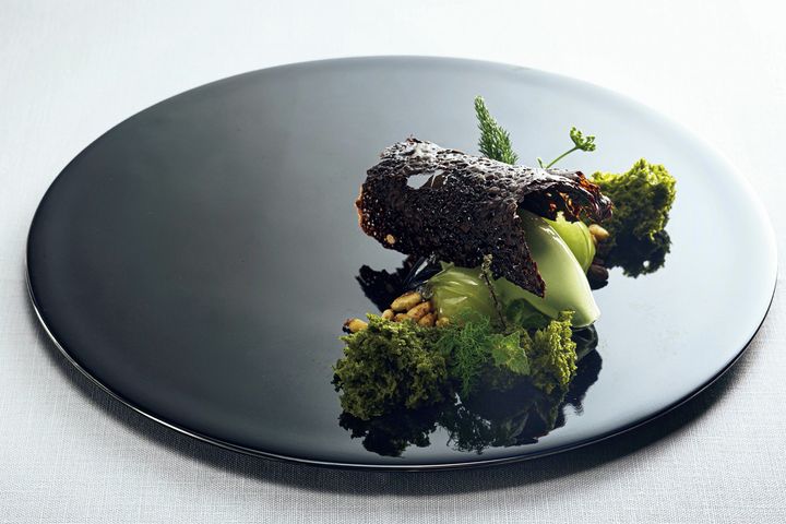 檜やスギ、カラマツなどで作った「木のガラムマサラ」が芳しい「木々の香りとピスタチオの森」も、「薔薇と檜そして扁桃」と同じコンセプトで開発されたメニューだ。Photo_ Courtesy of Faro