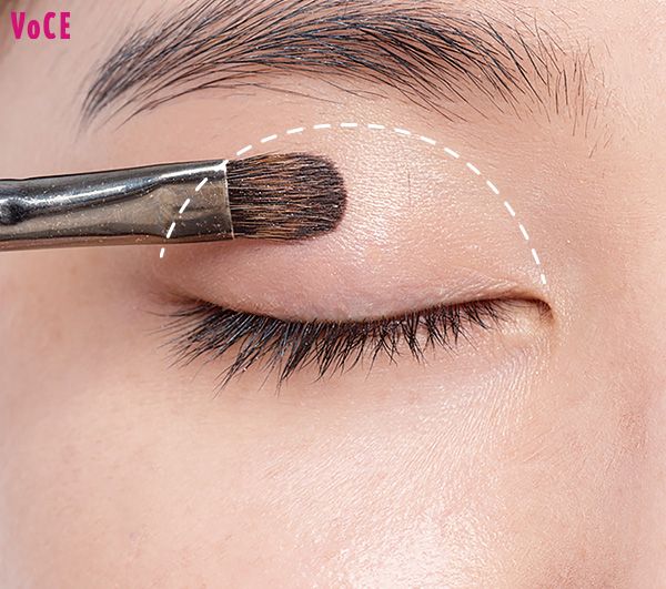 上まぶたはシマーなベージュシャドウ一色で仕上げて、ナチュラルなヌケ感を。