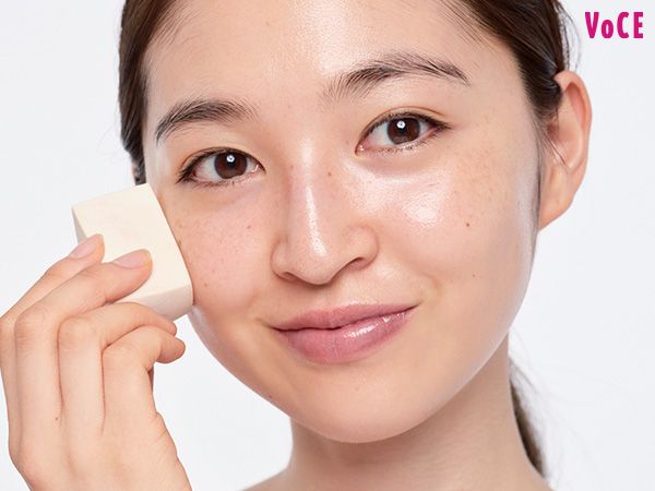 薄ーく膜を張るように美容液とクリームをスポンジでなじませる。