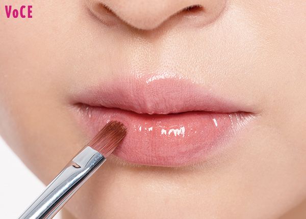 オレンジのティントバームを唇中央のみに塗り、赤みのメリハリで立体的に！