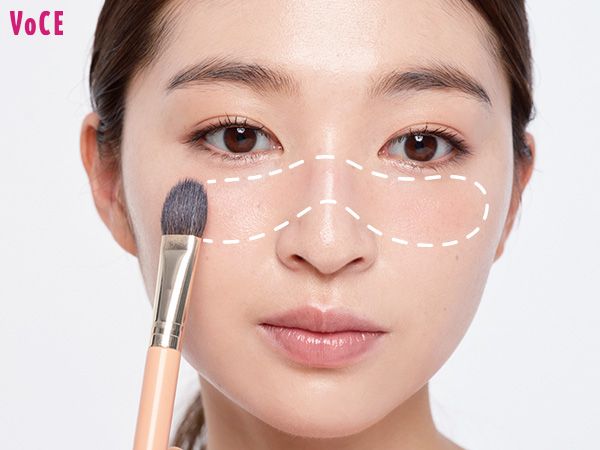 高い位置の赤チークでバブみを。鼻根にもほんのりのせてピュアな紅潮感を演出。