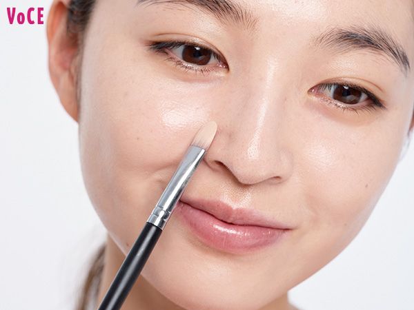 ピンク×オレンジのコンシーラーを混ぜて色みを調整し、気になる部分をカバー。