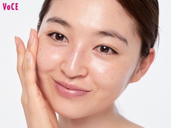 水分たっぷり系のプライマーを指で薄く全顔に塗り広げる。丁寧に少量ずつ塗るのがポイント。