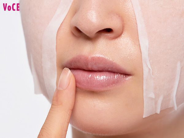 ファンデ前のパック中にリップ美容液でしっかり保湿し、ぷるぷるの唇に。