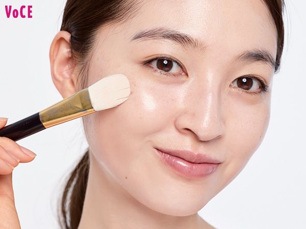 リキッドファンデをブラシ塗り。毛穴が目立つ部分はトントン細かく丁寧にたたき塗り。