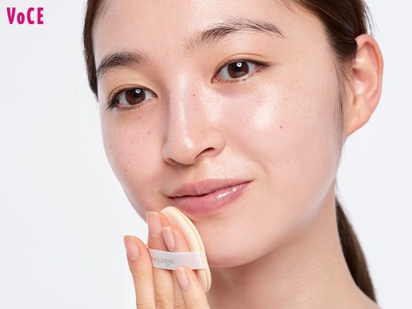 トーンアップクッションを水を含ませたスポンジでのせて透明感アップ。