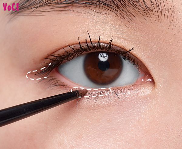 濃いめのブラウンで目尻＆黒目の下だけラインを描き、こっそりデカ目。