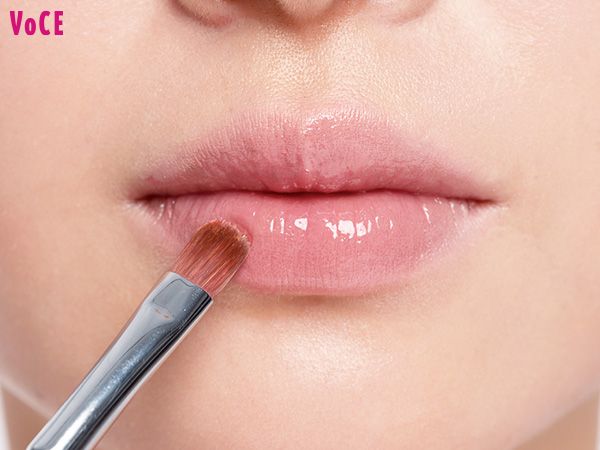 ピンクのティントバームをブラシで唇全体に塗り、厚みのある膜をつくる。