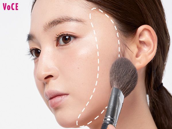 極太ブラシでフェイスラインにシェーディングパウダーをふわっと広めにのせる。